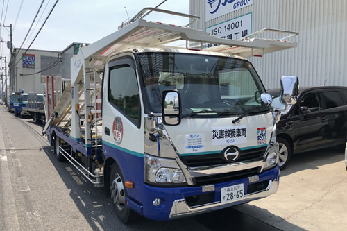 全車「災害救援車両」の看板をつけ、作業は早朝から行われた