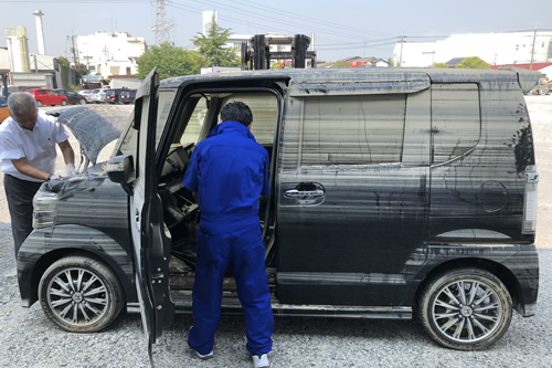 水が抜けた車内には泥が多く残り、作業は困難を極めた