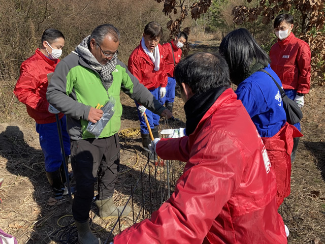 嶋教授より作業説明を受ける