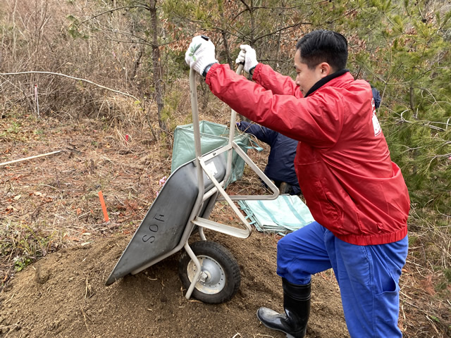 土を運び出す様子