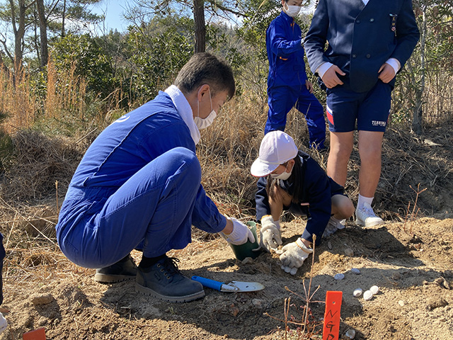 豊島小中学校、岡山大学土壌環境管理学研究室、瀬戸内オリーブ基金と共同でツツジの植樹式5