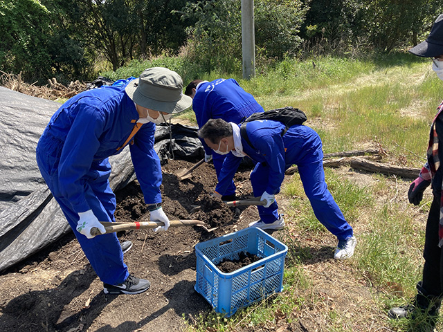 2021-4-23 オリーブの植樹と石碑の設置と見学2