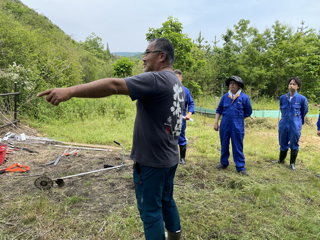 嶋教授（後列右から3人目）と学生たち（前列3人）、NGPボランティア