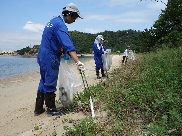 「柚の浜」荒廃地の整備 雑草等の除去作業