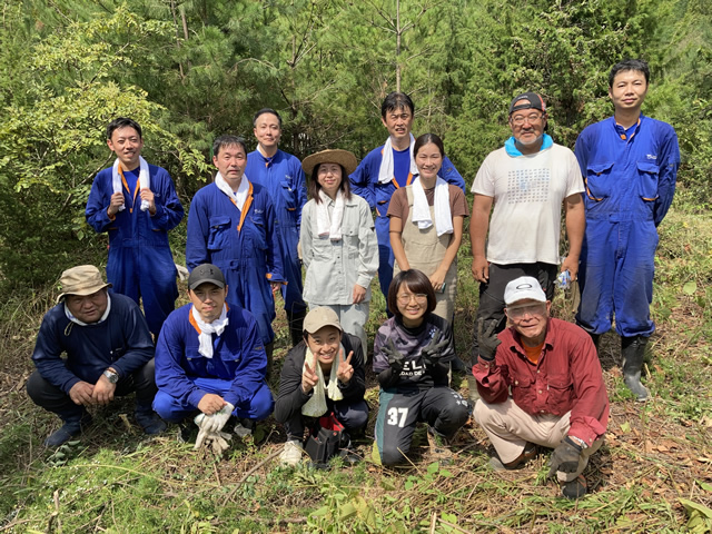 嶋教授（後列右から2人目）と学生たち（前列右から2人目・3人目）、NGPボランティア