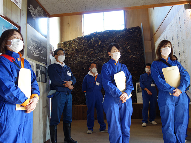 2021-10-28「不法投棄現場」や「豊島のこころ資料館」の見学3