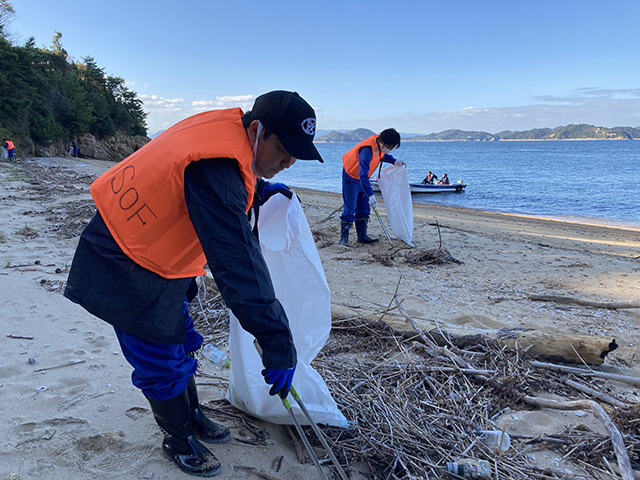 「横引ヶ浜（よこびきがはま）」と、「水ヶ浦（みずがうら）」北西端の2か所にて海岸清掃1