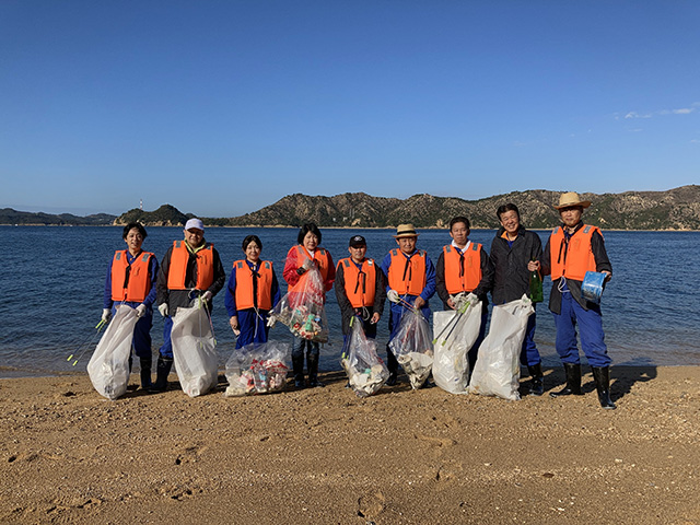 「横引ヶ浜（よこびきがはま）」と、「水ヶ浦（みずがうら）」北西端の2か所にて海岸清掃2