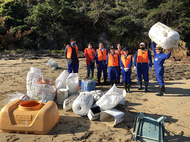 「横引ヶ浜（よこびきがはま）」と、「水ヶ浦（みずがうら）」北西端の2か所にて海岸清掃4