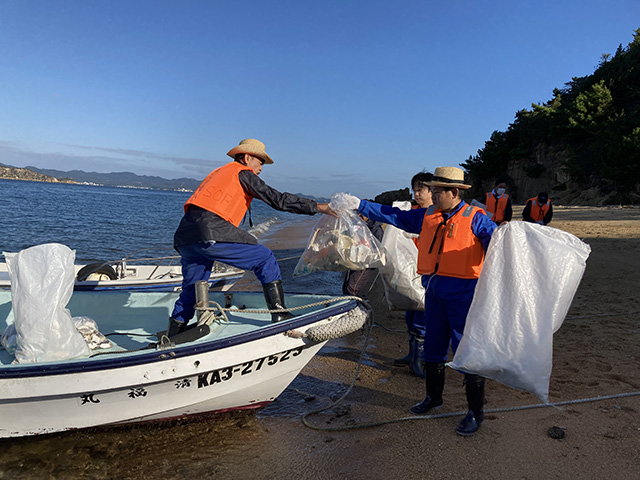 「横引ヶ浜（よこびきがはま）」と、「水ヶ浦（みずがうら）」北西端の2か所にて海岸清掃6