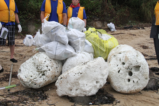 海岸漂着ゴミ回収活動現場