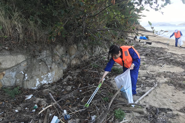 海岸漂着ゴミ回収活動現場