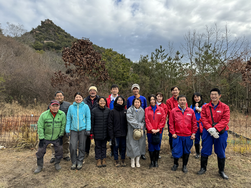 2023-02-01NGPボランティアと、嶋教授（後列左から2番目）、学生さん、
瀬戸内オリーブ基金の皆さん