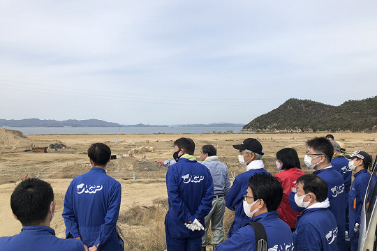 毎回、初参加の参加者は、豊島での活動の意義を知ることを目的に「産業廃棄物不法投棄現場」や「豊島のこころ資料館」の見学を行っています。