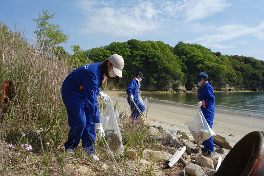 海岸漂着ゴミ回収活動現場