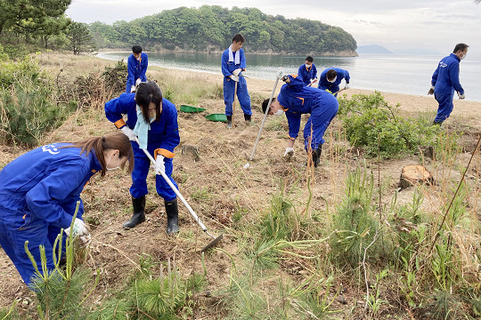 国立公園原状回復活動（荒廃地の整備）