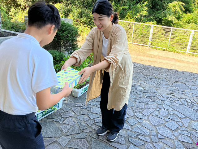 NGP協同組合が豊島小中学校にアップサイクル製品「環境教育ノート」「廃車王 炭エコクック」を寄付1