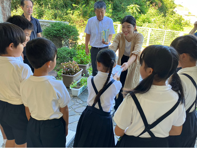 NGP協同組合が豊島小中学校にアップサイクル製品「環境教育ノート」「廃車王 炭エコクック」を寄付2