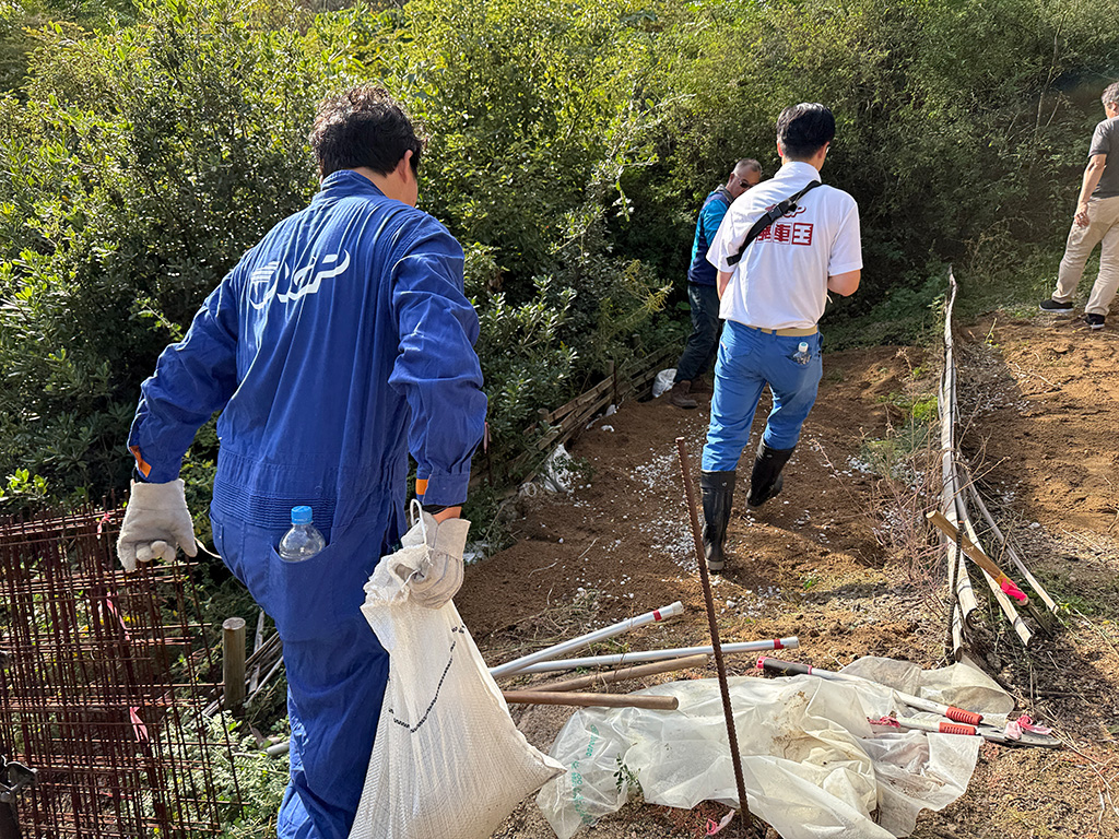 前準備として見本園に土を運び入れる様子2