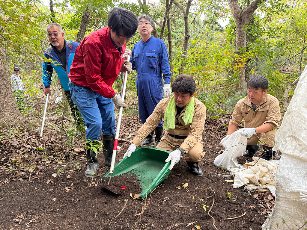 落ち葉を除去し土を集める様子2
