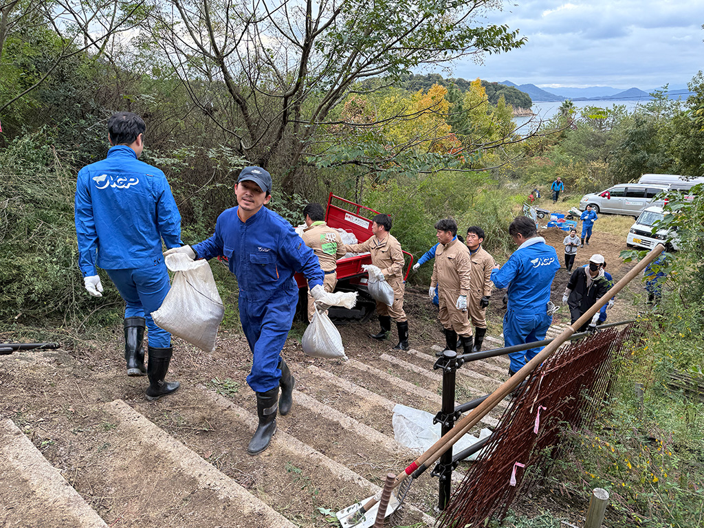 集めた土を植樹地に撒く様子1