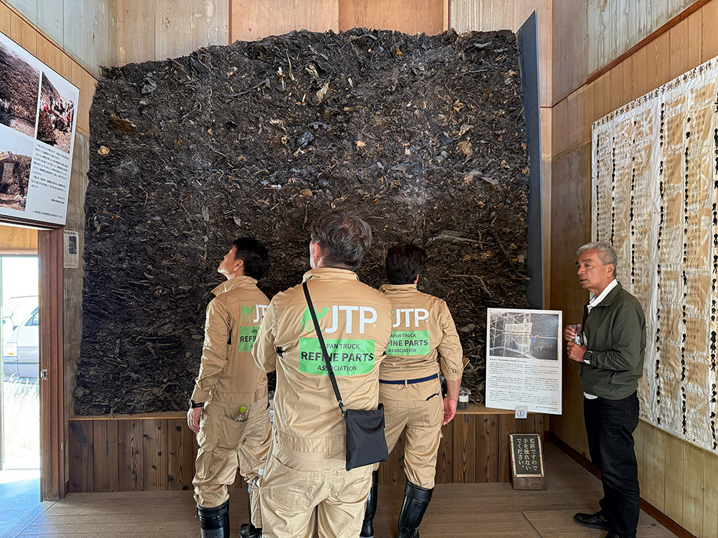 「豊島のこころ資料館」と「産廃現場」で豊島事件の歴史について学ぶ様子1