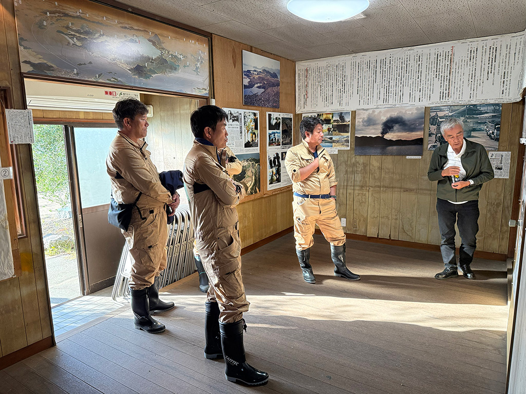 作業「豊島のこころ資料館」と「産廃現場」で豊島事件の歴史について学ぶ様子2後