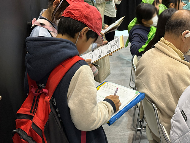 エンブレムを選ぶ様子1