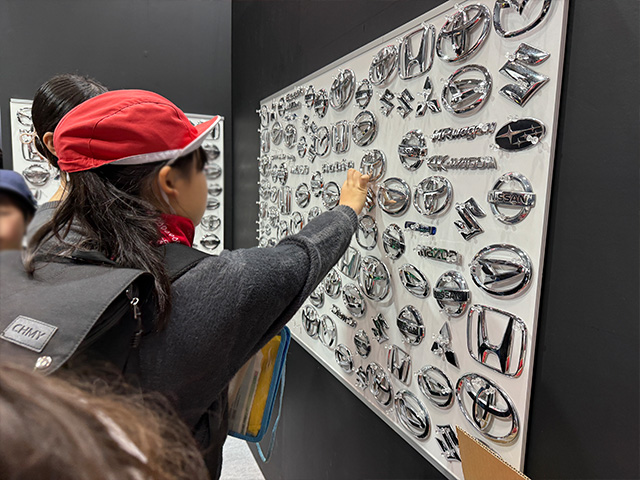 エンブレムを選ぶ様子2