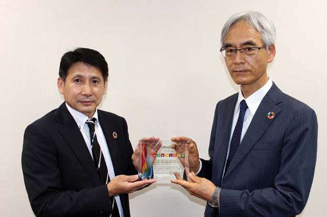 西日本オートリサイクル㈱髙野社長（右）西日本シティ銀行丸山支店長