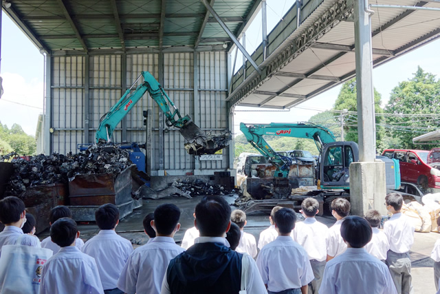 オートパーツ伊地知　地元の小・中学生の工場見学を受入れ