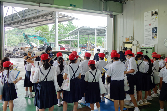 オートパーツ伊地知 地元の小・中学生の工場見学を受入れ