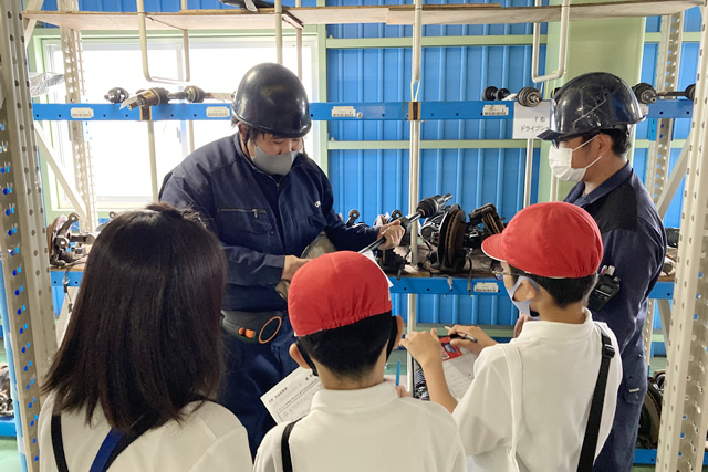 オートパーツ伊地知　地元の小・中学生の工場見学を受入れ