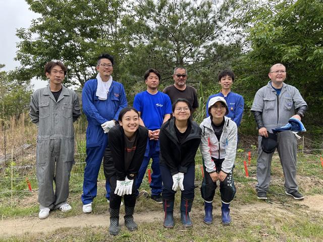 嶋教授（後列右から3人目）と学生たち（前列3人）、NGPボランティア